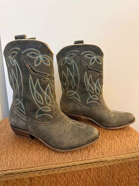 Matisse Grey Embroidered Ankle Western Boots - Size 8 1/2 (fit like 8)